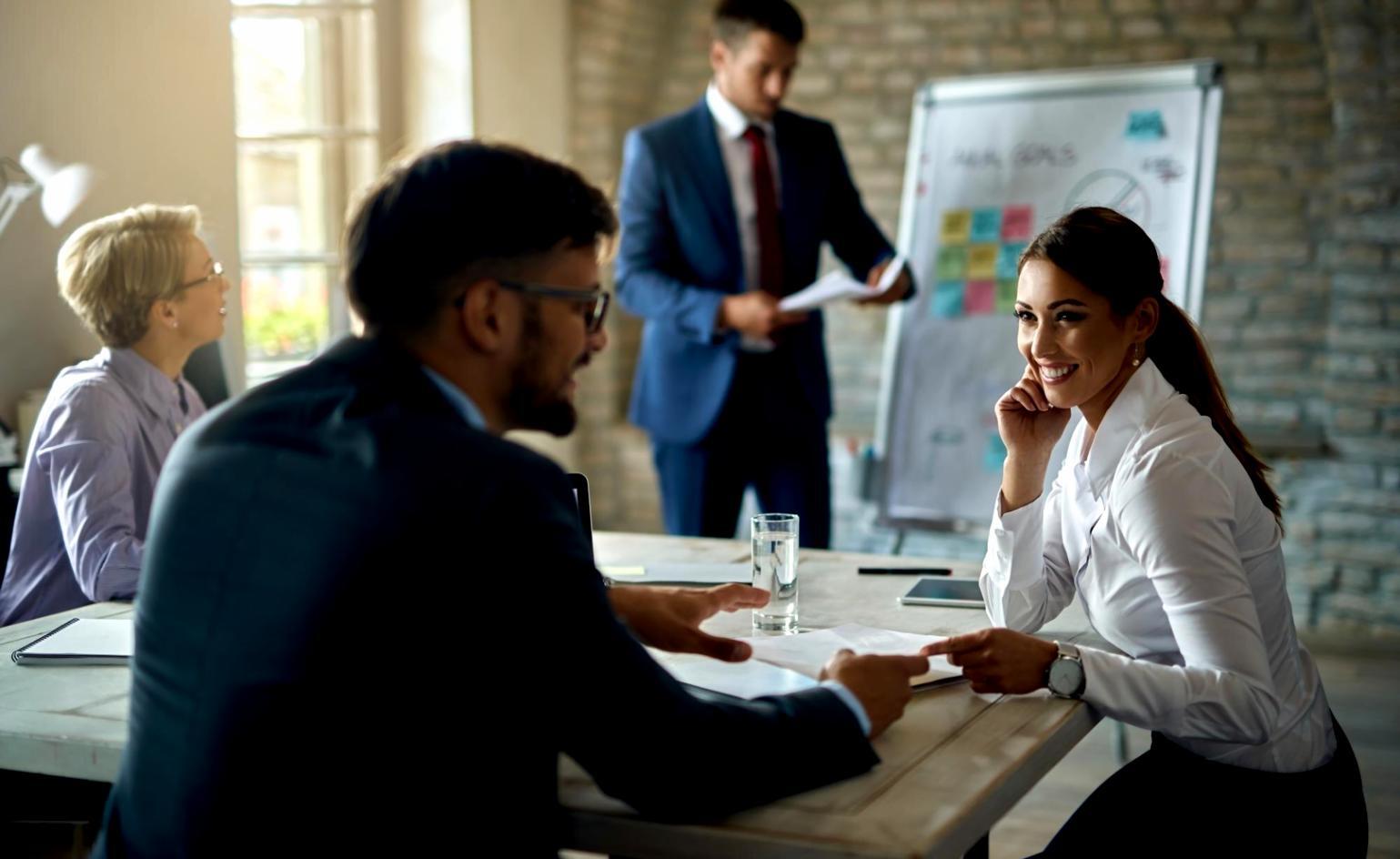 Person arbeitet konzentriert an Finanzplanung am Computer